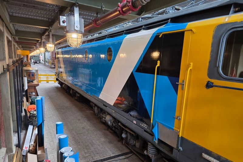 Museumlocomotief 1312 wordt bestickerd in de TCS-huisstijl